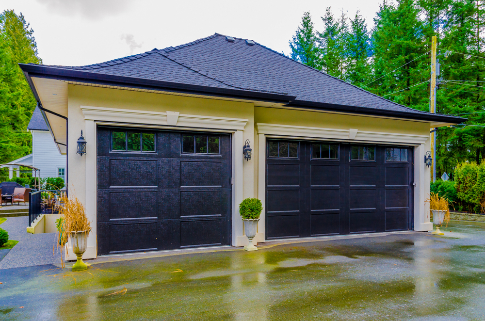 Garage,,garage,doors,and,driveway.