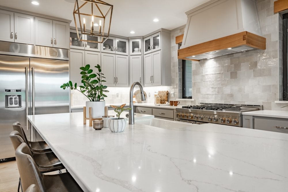 Interior,modern,farmhouse,kitchen,and,dining,room,with,white,countertops