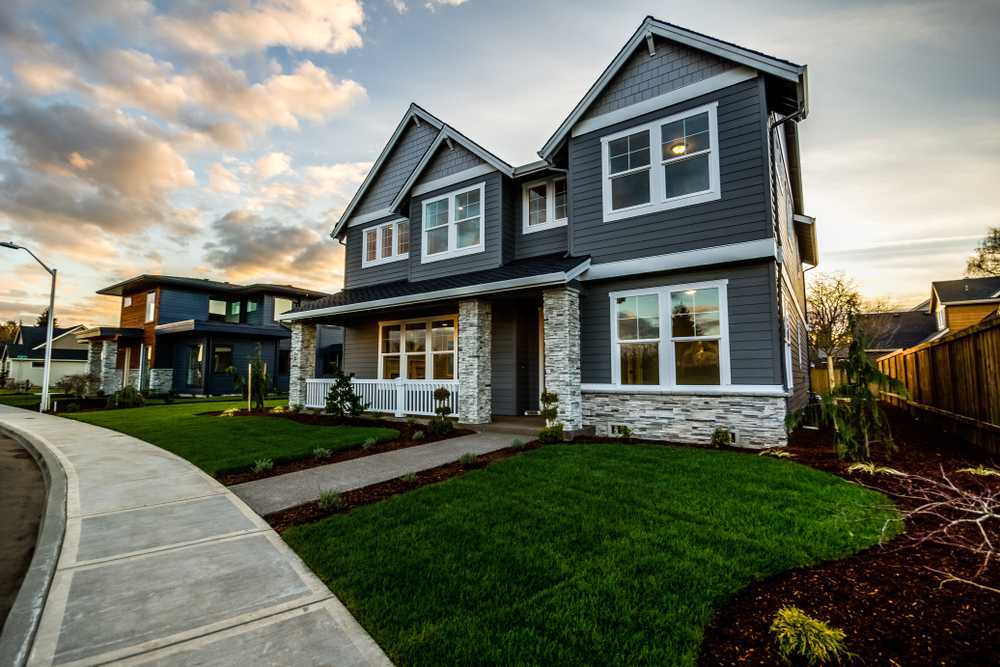Modern,home,in,oregon,at,sunset